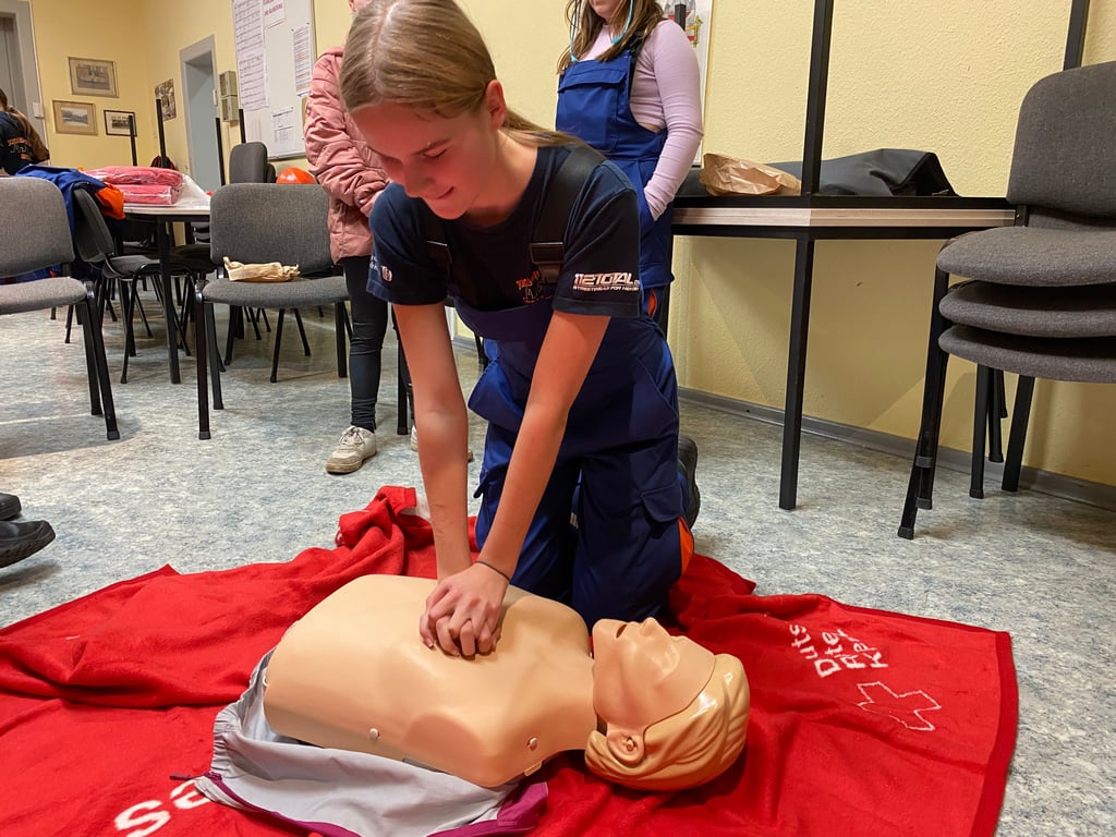 Anhand eines Dummys konnten die Jungen und Mädchen die Herz-Druck-Massage und die Mund-zu-Mund-Beatmung üben.