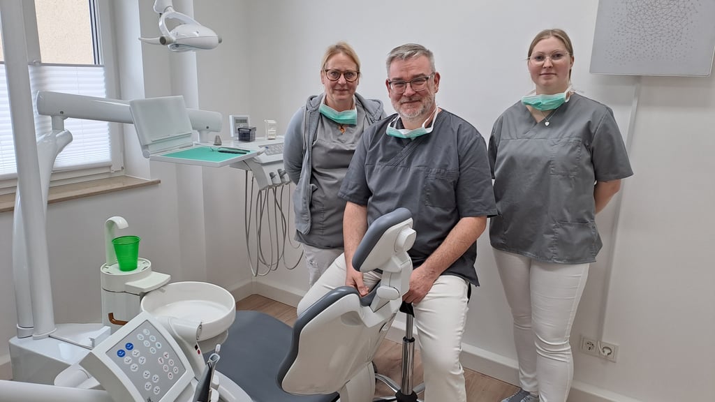 Zahnarzt Dr. Mirco Jogschies, Ersthelferin Nina Unger (links) und Lena Weidling, zuständig für Prophylaxe, freuen sich über die neuen Praxisräume in Hasselfelde.