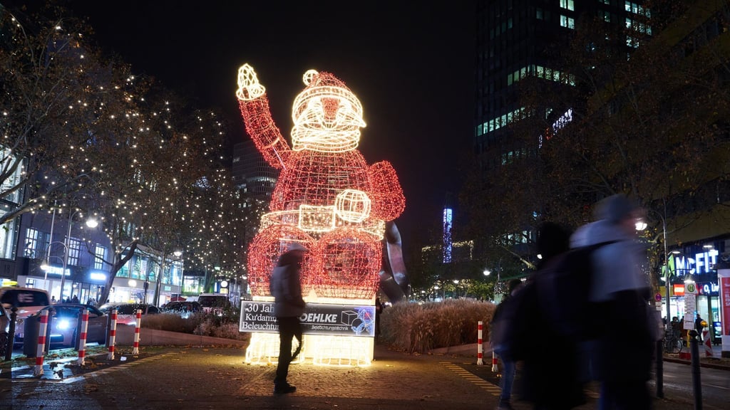 Am Kurfürstendamm (Ku'damm) leuchtet die Weihnachtsbeleuchtung.