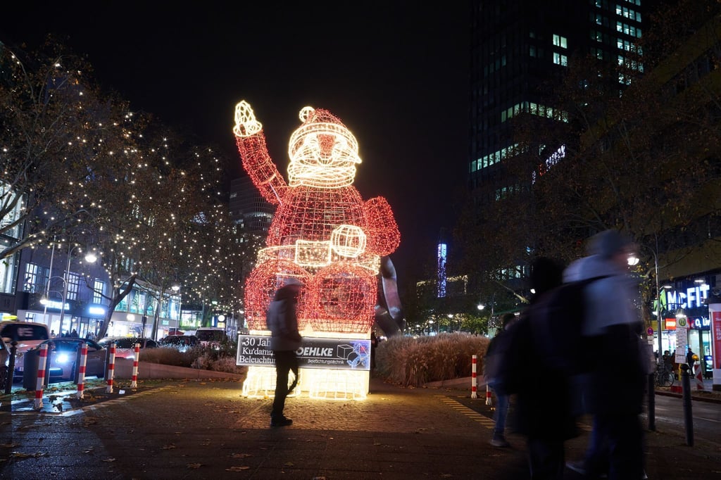 Am Kurfürstendamm (Ku'damm) leuchtet die Weihnachtsbeleuchtung.