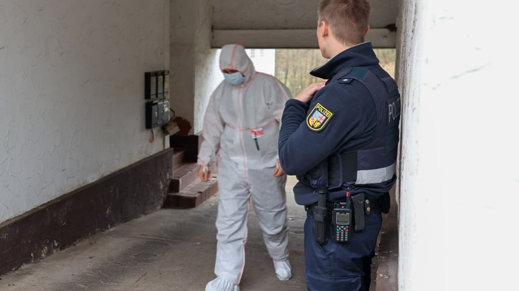 Am Tatort im saarländischen Bexbach ermittelt die Polizei.