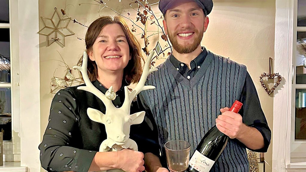 Im Quippini in Langendorf ist alles für die Adventszeit dekoriert. Sandra Schwarzburg hält einen Elch im Arm und  Winzer Max Springer den Glühwein vom Winzer.   