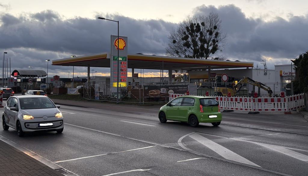 Blick auf die Shell-Tankstelle an der Bundesstraße 1 in Burg: Hier wird nun die Tankanlage erneuert.