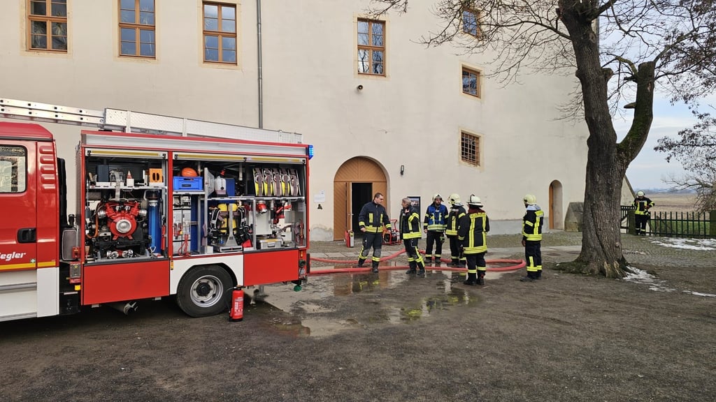 Feuerwehr rückt zu kleinem Brand im Schloss Pretzsch aus.