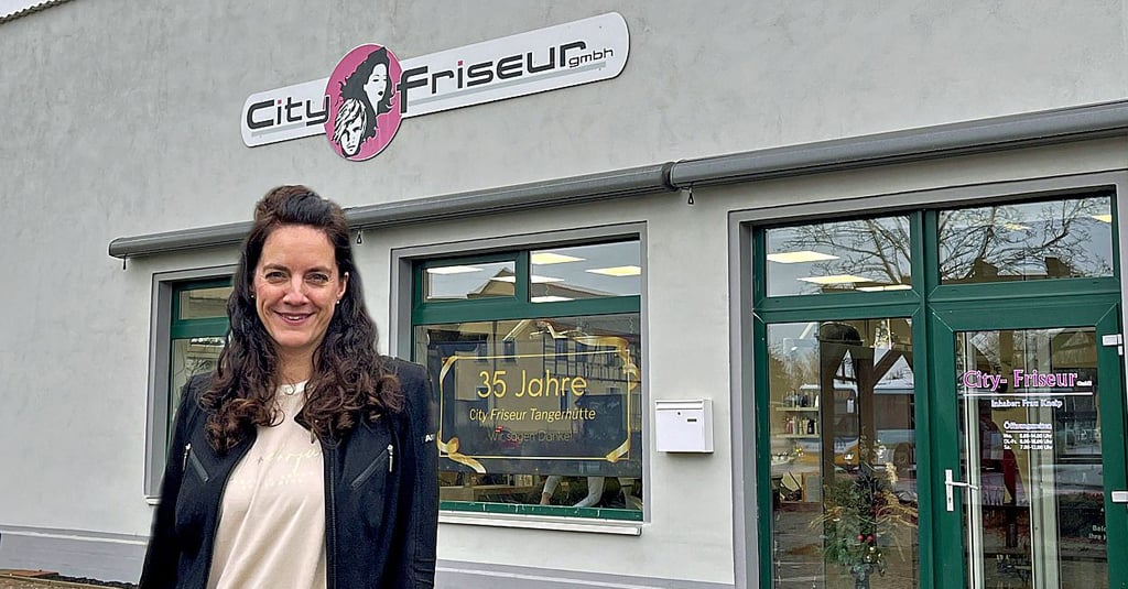 Jeannette Kneip vor ihrem „City Friseur“ in Tangerhütte. Das Geschäft gibt es seit 35 Jahren gleich am zentralen Bahnübergang.