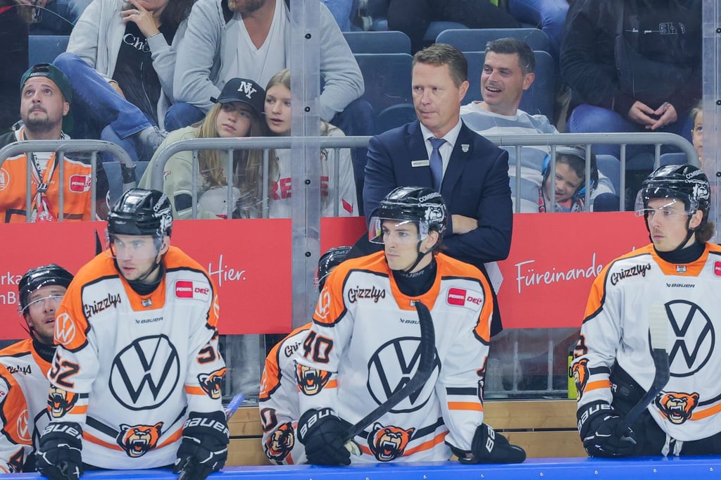 Wolfsburgs Trainer Michael Stewart.