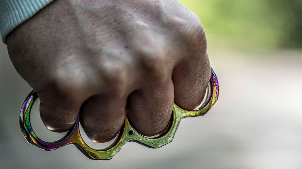 Ein Mann ist in Weißenfels mit einem Schlagring angegriffen worden. Seine Verletzungen mussten im Krankenhaus behandelt werden.