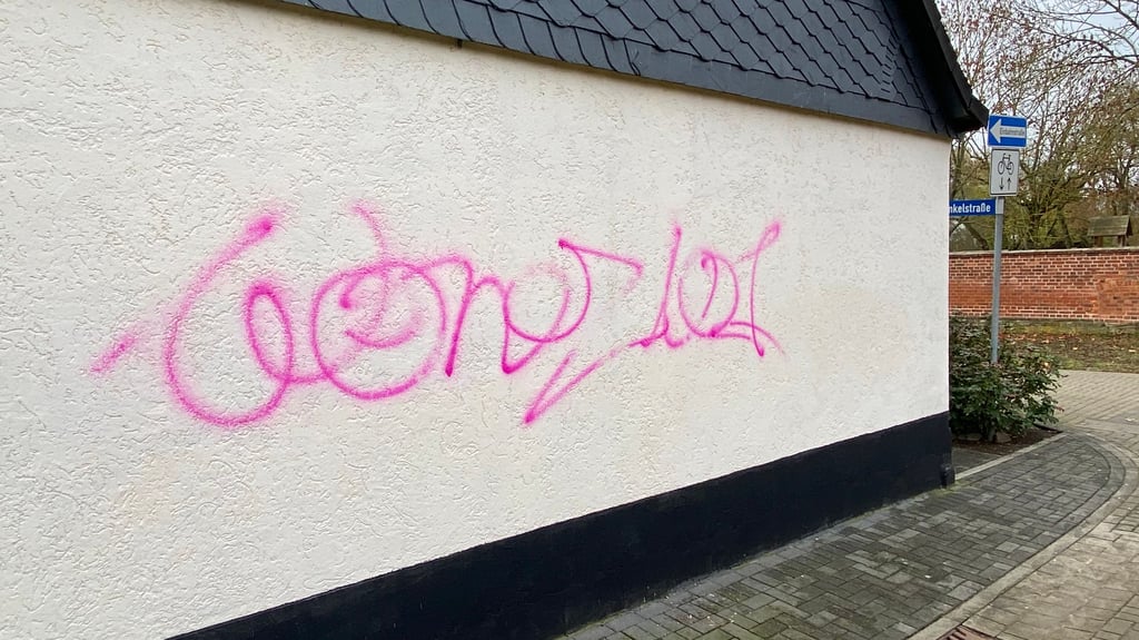 Wie eine Schneise ziehen sich die Graffiti-Sprühereien durch Bergzow. Die Häuser sind teils mit verfassungswidrigen Symbolen beschmiert worden.