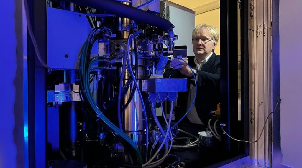 Auf den ersten Blick ist das Mikroskop nicht erkennbar. Geräteverantwortlicher Andreas Graff schiebt das Präparat in das Mikroskop. Dort trifft ein Elektronenstrahl darauf.