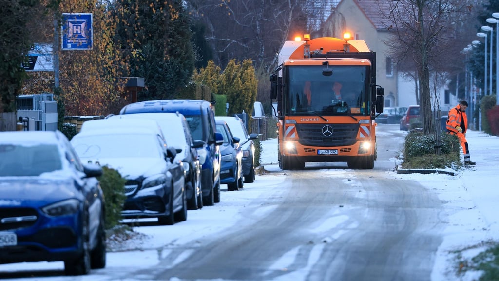 In Sachsen sorgen Frost und Schnee weiterhin für glatte Straßen. (Archivfoto)