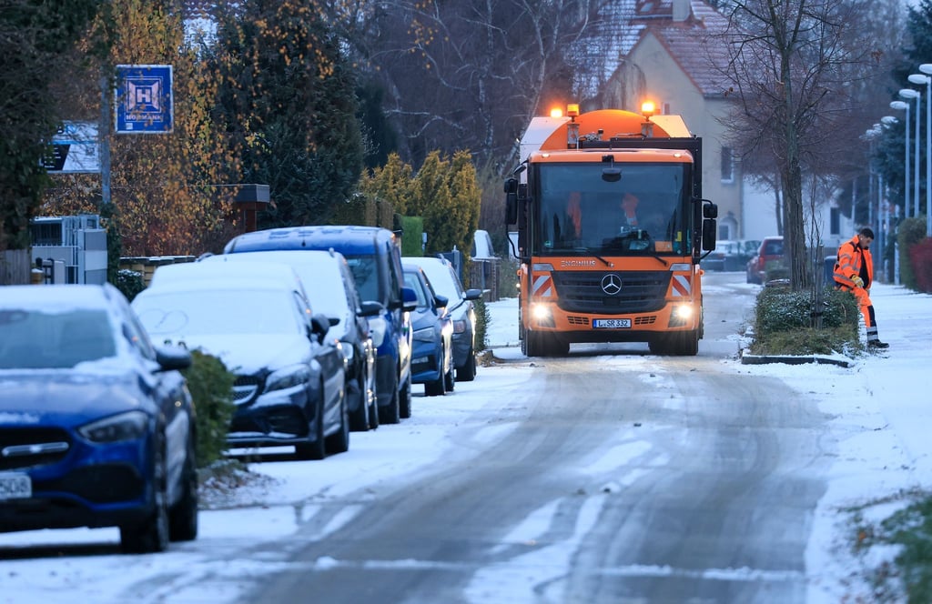 In Sachsen sorgen Frost und Schnee weiterhin für glatte Straßen. (Archivfoto)