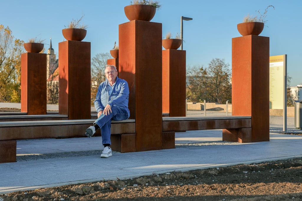 Hugo Boeck probiert eine der Sitzbänke am Denkmal für das Magdeburger Recht aus.
