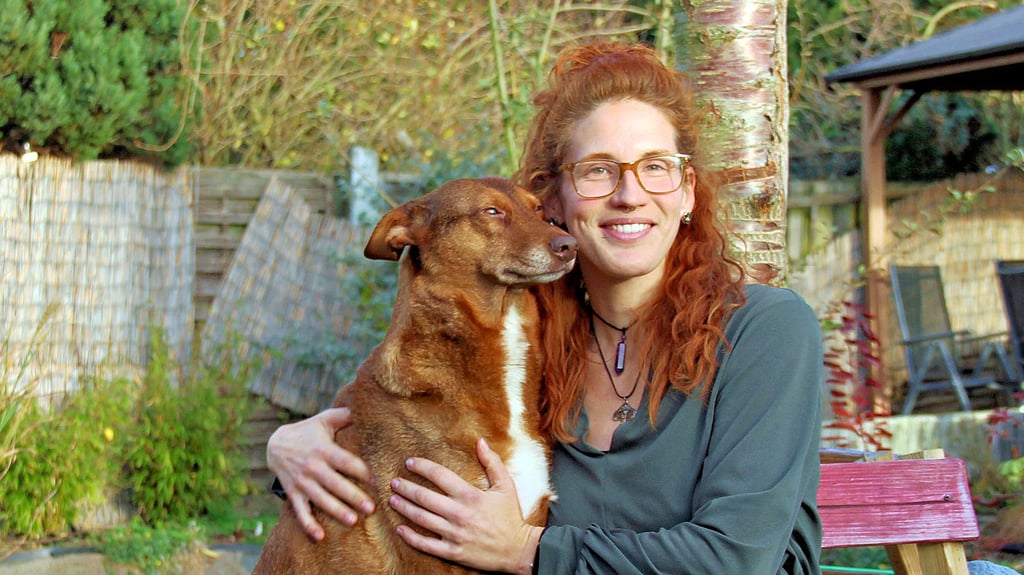 Laura Mühlenstedt mit Podenco-Hündin „Lu“ im heimischen Garten.