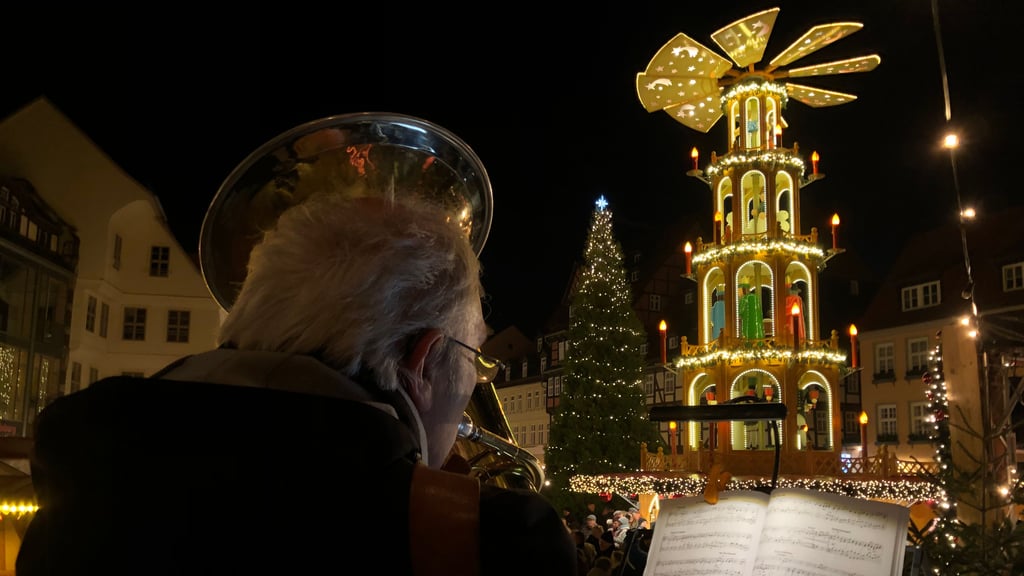 Der Posaunenchor der Evangelischen Kirchengemeinde Quedlinburg umrahmte die Eröffnung des Weihnachtsmarktes musikalisch.
