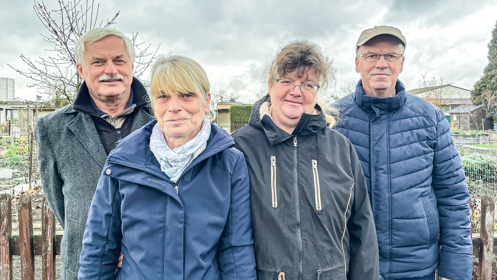 Jürgen Tänzer (v. l., Vorsitzender des Regionalverbandes der Gartenfreunde Saale-Unstrut-Querne), Christina Jakl (Geschäftsführerin des Regionalverbandes), Beate Liebau (Vorsitzende des Gartenvereins „Einheit“ Querfurt) und Heiko Dubiel (Stellvertretender Vereinsvorsitzender „Einheit“) stehen vor den Herausforderungen des dramatischen Leerstands in den Kleingartenvereinen der Region. 