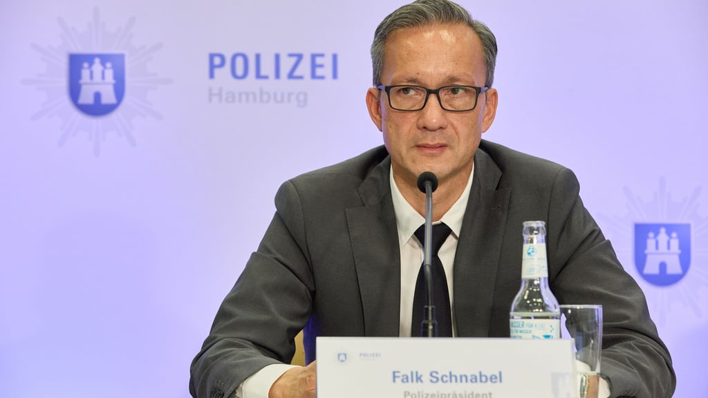 Will mehr Sicherheit in den Stadien: Hamburgs Polizeipräsident Falk Schnabel. (Archivfoto)