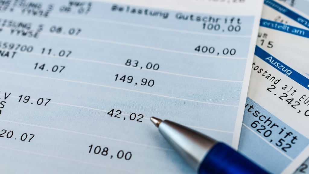 Ein Blick auf den Kontoauszug kann verdächtige Abbuchungen früh sichtbar machen.