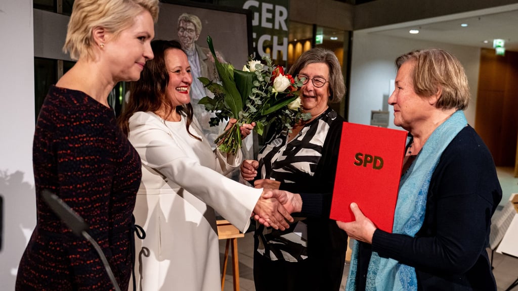 Die SPD hat den Regine-Hildebrandt-Preis verliehen - unter anderem an die Omas gegen Rechts aus Potsdam.