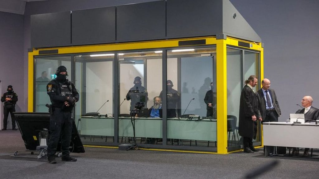 Der Angeklagte Taleb A sitztin einem kugelsicheren Glaskasten im Gerichtssaal im temporären Gerichtsgebäude des Landgerichtes Magdeburg. 