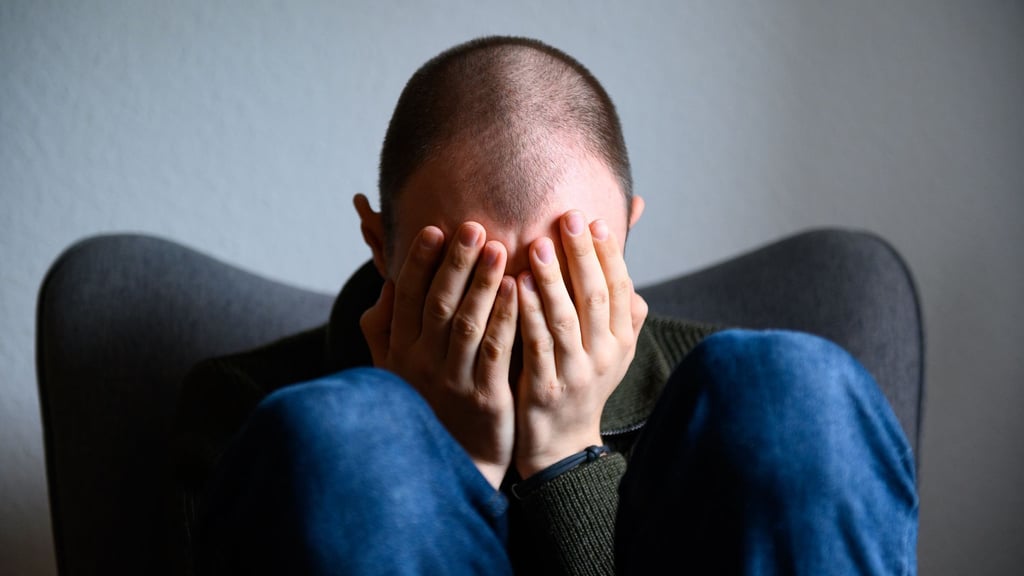 Chronischer Stress erhöht das Risiko für Rückenschmerzen deutlich. (Symbolbild)