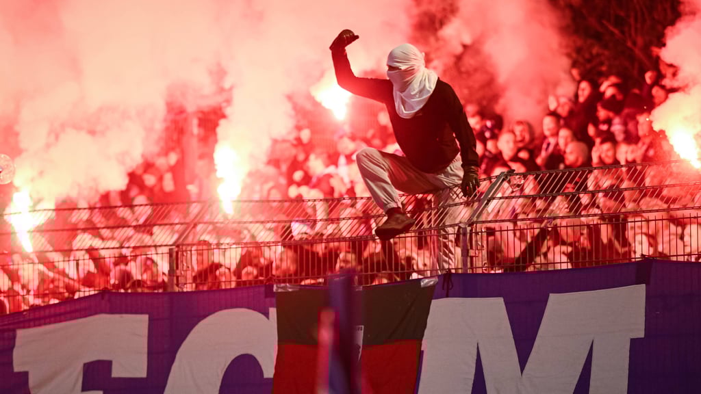 Pyrotechnik im Magdeburger Block beim DFB-Pokalspiel in Illertissen.