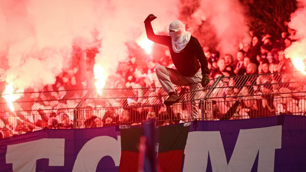Pyrotechnik im Magdeburger Block beim DFB-Pokalspiel in Illertissen.