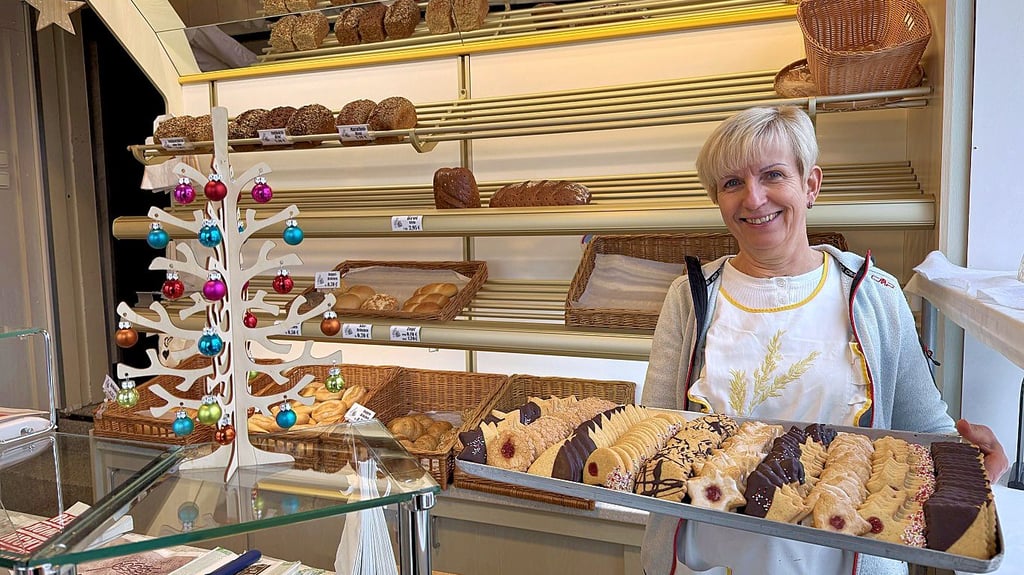Backwarenverkäuferin Angela Abrams ist glücklich, endlich wieder Brot, Brötchen, Kuchen und Torten, vor allem aber Weihnachtsplätzchen, verkaufen zu können. Die Kundschaft ist froh, dass es weitergeht, sagt sie.