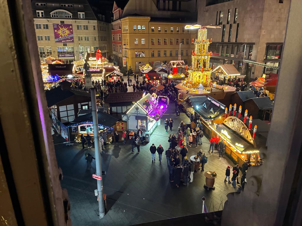 Auf dem Marktplatz vor dem Stadthaus ist der Weihnachtsmarkt aufgebaut.