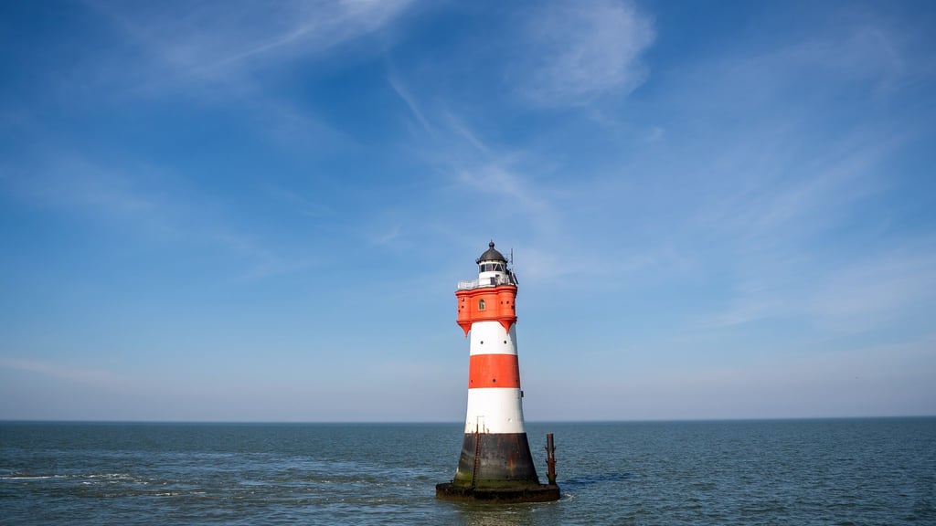 Die Deutsche Stiftung Denkmalschutz sucht für den maroden Leuchtturm „Roter Sand“ einen neuen Standort am Festland. (Archivbild)