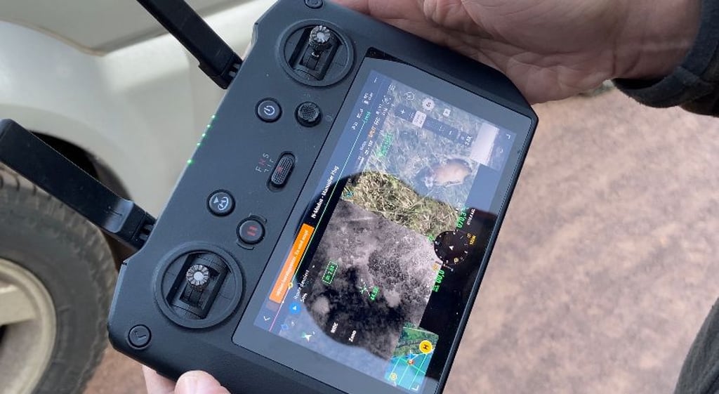 Gezielte Suche aus der Luft: Auf dem Bildschirm seines Steuergeräts erkennt Christian Möller ein Reh im hohen Gras – die Wärmebildkamera der Drohne macht es sichtbar.