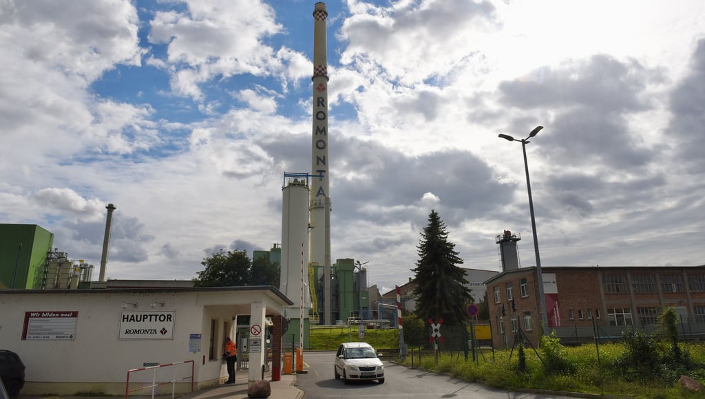 Romonta-Werk in Amsdorf: Der Vater musste draußen bleiben am Haupttor zum Werksgelände.