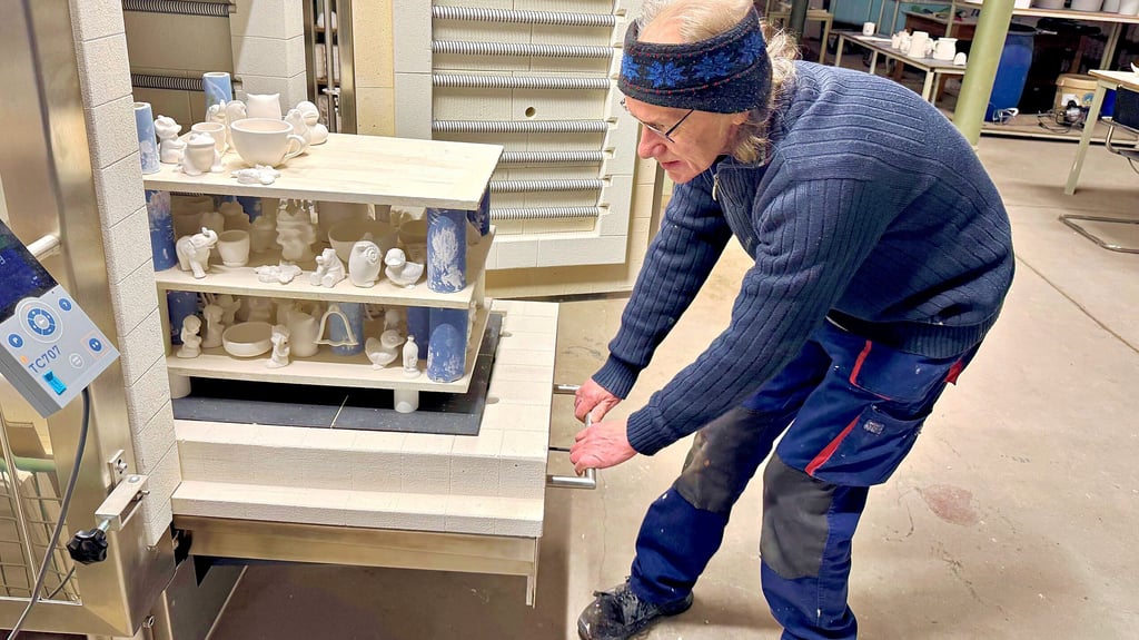 Frank Kaulig zieht  am Samstag   das fertige Porzellan aus den Brennöfen,  hier nur zu Demonstrationszwecken.