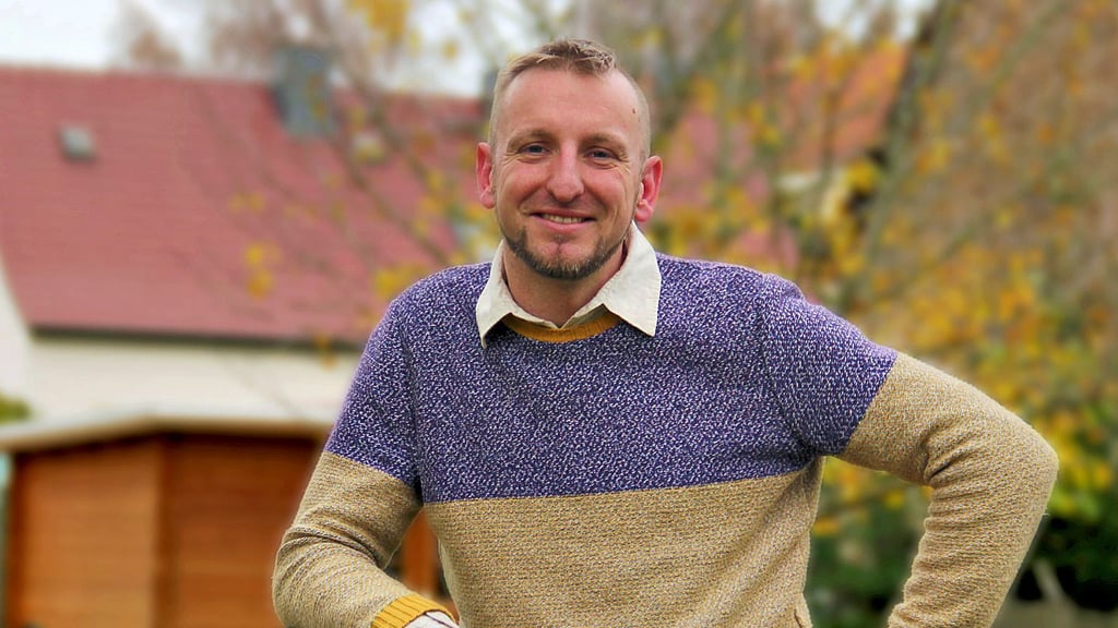 Thomas Scholze leger in zivil. Bekannt, so meint er, ist der den Völpkern ansonsten eher in Bundeswehruniform oder mit Hut und Kinderwagen beim ausgedehnten Spaziergang.