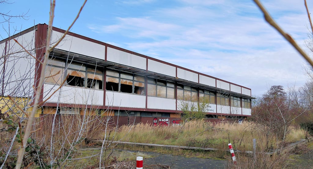 1974 errichtet, steht die alte Mensa auf dem Campus der Hochschule Merseburg seit mehr als 15 Jahren leer. 