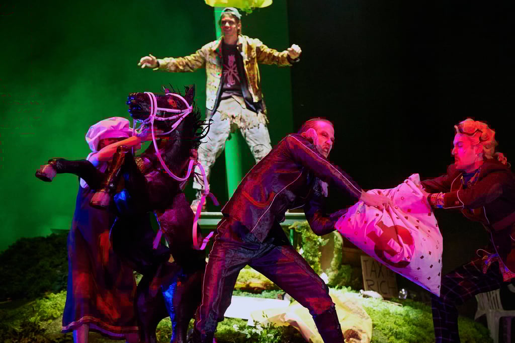 „Robin Hood“ am Theater Magdeburg: Anton Andreew, Viktor Bashmakov, Niklas Hummel und Lorenz Krieger auf der Bühne.