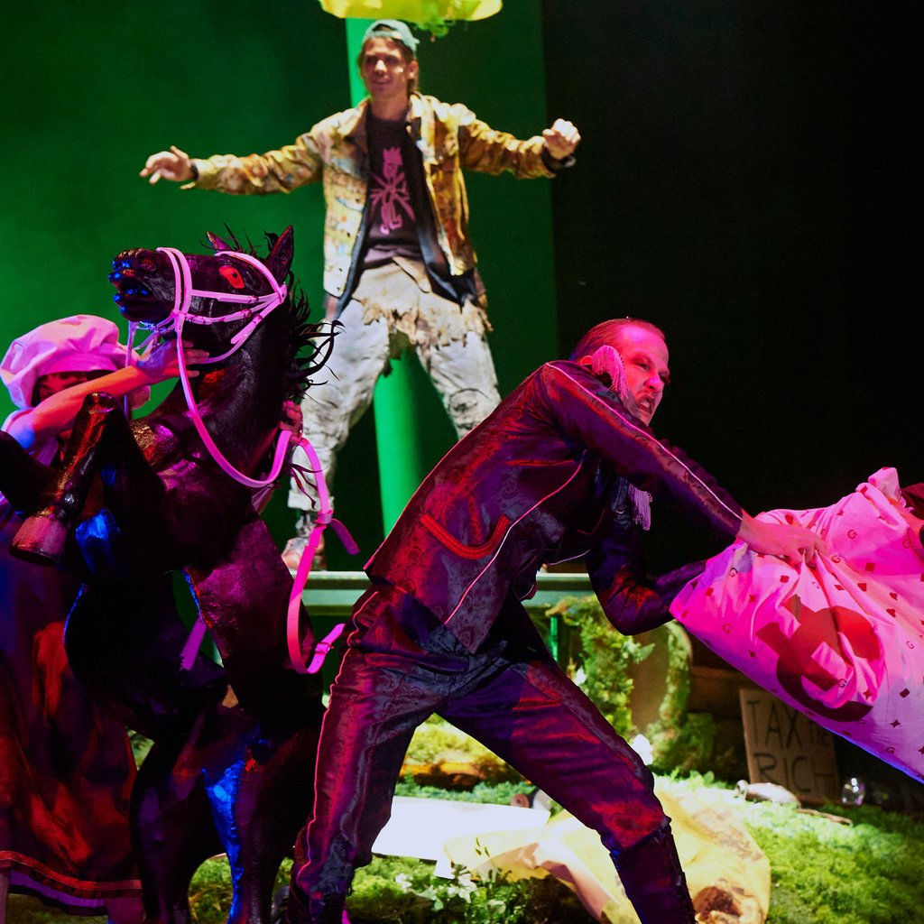 „Robin Hood“ am Theater Magdeburg: Anton Andreew, Viktor Bashmakov, Niklas Hummel und Lorenz Krieger auf der Bühne.