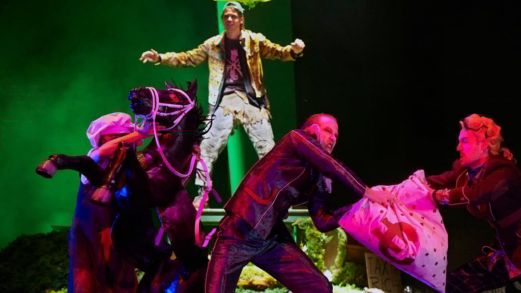 „Robin Hood“ am Theater Magdeburg: Anton Andreew, Viktor Bashmakov, Niklas Hummel und Lorenz Krieger auf der Bühne.