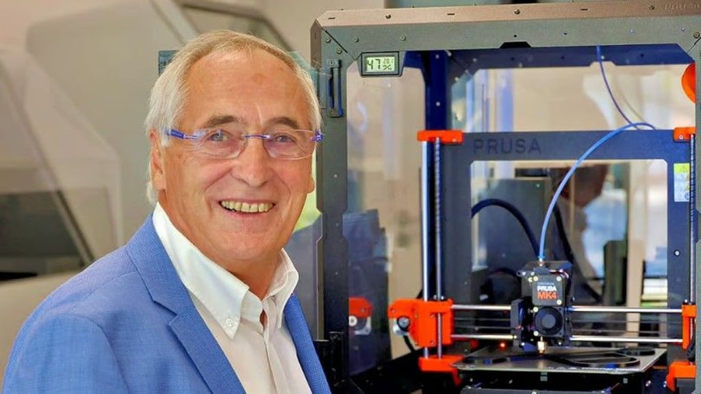 Physiker Hans-Joachim Münch, Mitgründer und langjähriger Geschäftsführer von Sonotec, arbeitet in Halle daran, 3D-Druck industrietauglich zu machen. Für seine Verdienste erhielt er 2024 das Bundesverdienstkreuz.