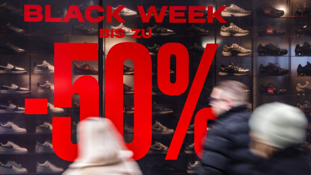Viele Händler beteiligen sich in der Black Week mit Preisnachlässen - doch nicht jedes Angebot ist so günstig, wie es wirkt. (Archivbild)