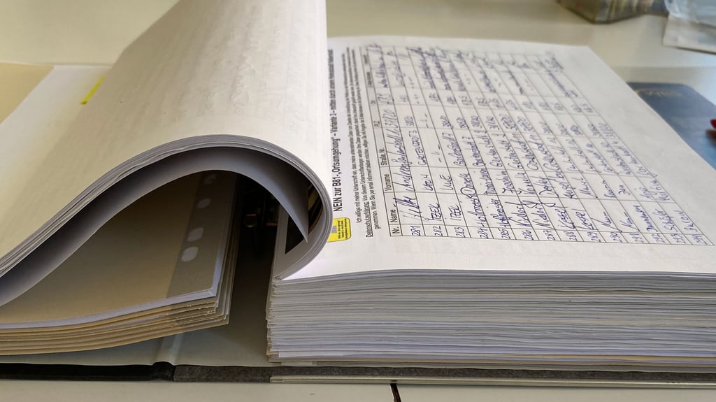 Mehr als 4000 Unterschriften füllen diesen dicken Ordner. Das Votum der Einwohner sammelte die Bürgerinitiative im Kampf gegen Variante 3 der B81-Ortsumfahrung Halberstadt.