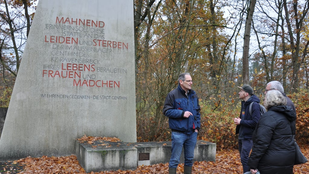 Die Mitglieder des Fördervereins „Genthiner Stadtgeschichte“ informierten sich in Genthin-Wald über den Zustand des Areals der Gedenkstätte. 