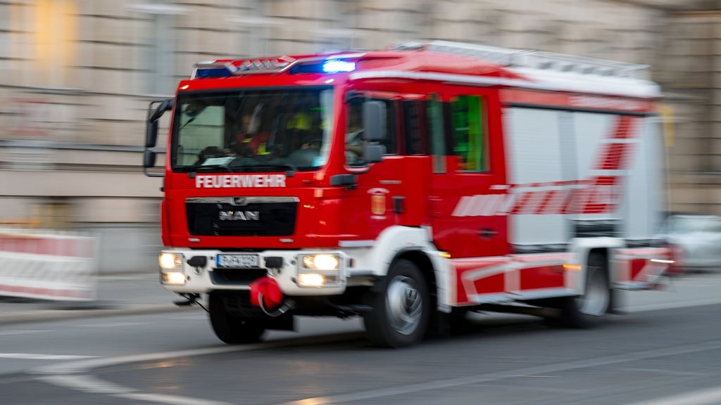 Feuerwehreinsatz in der Rosa-Luxemburg-Straße in Schwedt/Oder – fünf Leichtverletzte nach Wohnungsbrand. (Symbolbild)