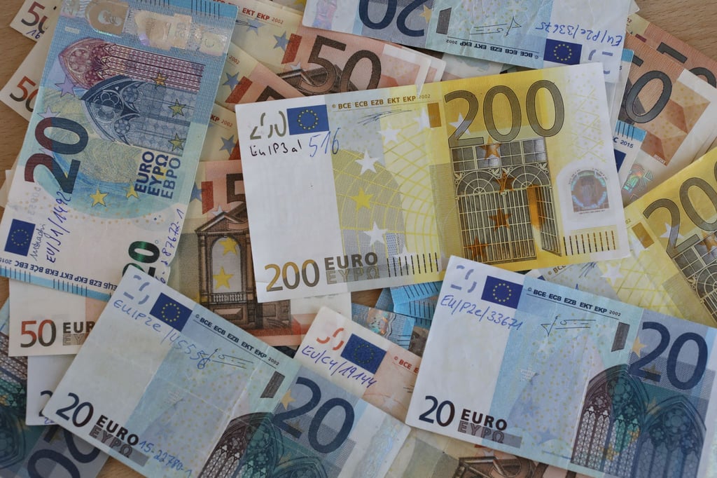 Die Berliner Polizei beschlagnahmte bei Durchsuchungen eine größere Menge Falschgeld. (Illustration)