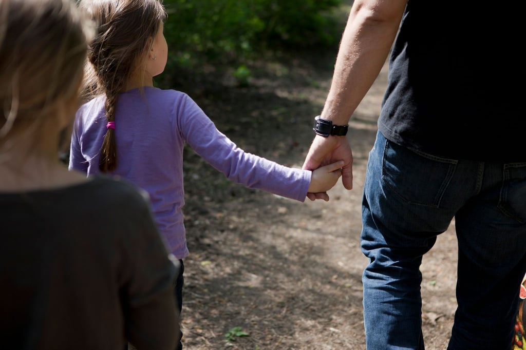 Austausch statt Verdrängung: Wer Reue in Bezug auf die eigene Elternschaft empfindet, sollte aktiv werden.
