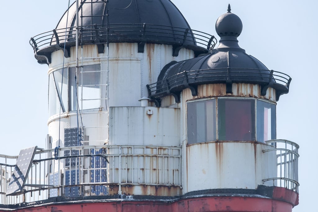 Nach Ansicht von mehr als 5000 Menschen soll der rot-weiße Leuchtturm an seinem jetzigen Standort in der Wesermündung bleiben. (Archivbild)