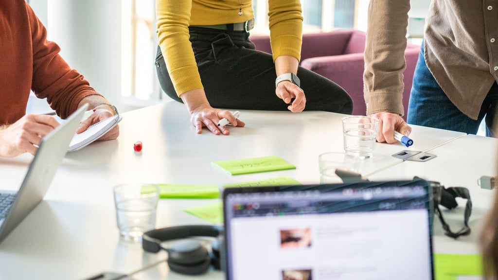 Und wer entscheidet jetzt? Flache Hierarchien im Unternehmen bedeuten auch: viel Eigenverantwortung und Konfliktpotenzial im Team.