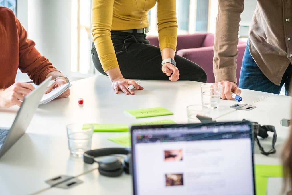 Und wer entscheidet jetzt? Flache Hierarchien im Unternehmen bedeuten auch: viel Eigenverantwortung und Konfliktpotenzial im Team.