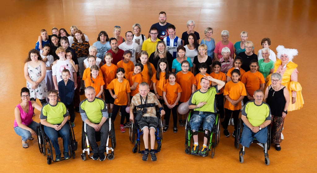 Ganz unterschiedliche Menschen - mit und ohne Beeinträchtigung, jung oder alt, Profi oder Amateur - nehmen an der Inklusiven Tanzshow in Magdeburg teil.