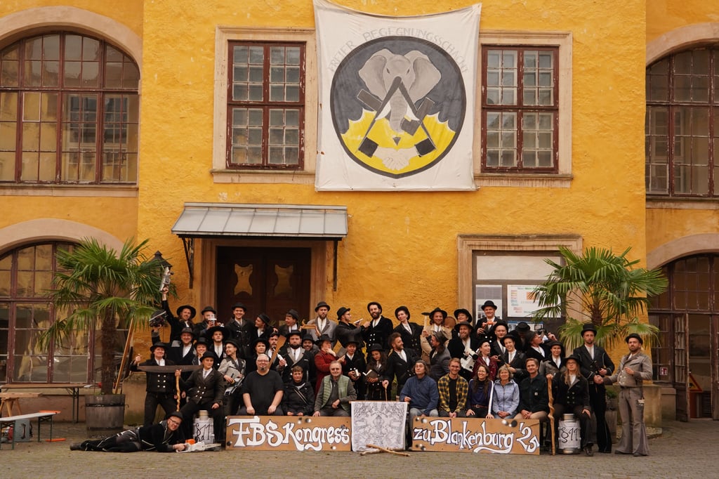 Abschlussfoto eines ganz besonderen Projektes: 39 Wandergesellen des deutschlandweit aktiven Freien Begegnungsschachtes hatten sich vier Wochen auf dem Großen Schloss einquartiert und unter anderem einen Raum komplett saniert. Nebenbei richteten sie ihr Jahrestreffen in Blankenburg aus.