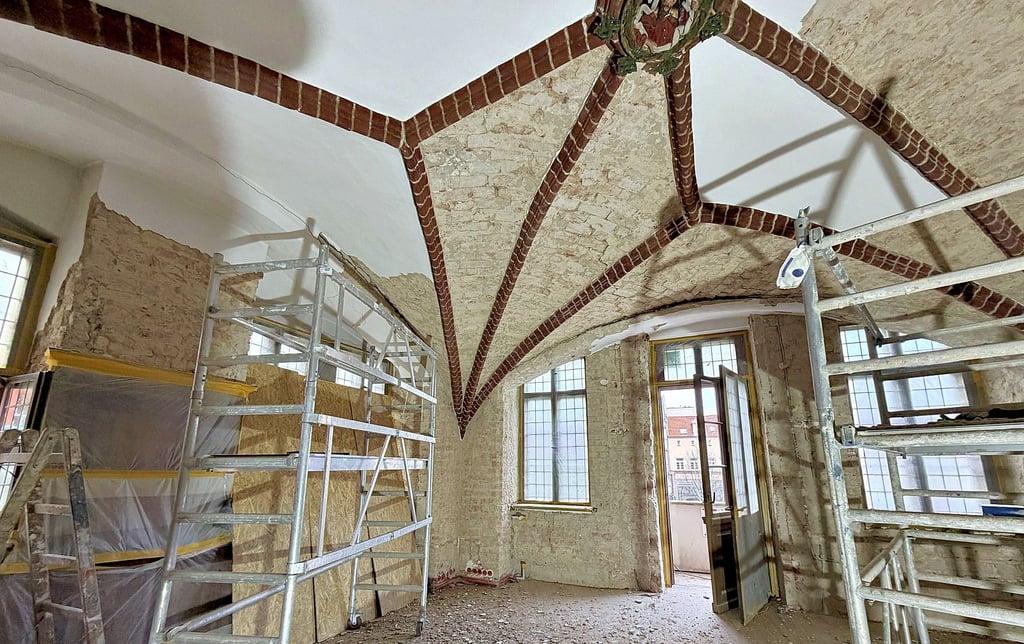 Manche Risse in der Decke des OB-Zimmers sind  mehrere Zentimeter breit, die sogenannten Kappen zwischen den Gewölberippen sind teilweise eingesunken.